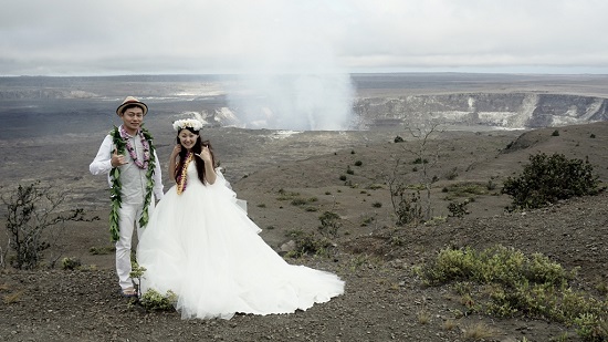 YOSHチャーター（ハワイ島のベストスポットでハネムーンカップルのウェディング姿を撮影！）7