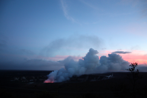 ハワイ島キラウエア火山のハレマウマウ火口と夕暮れ