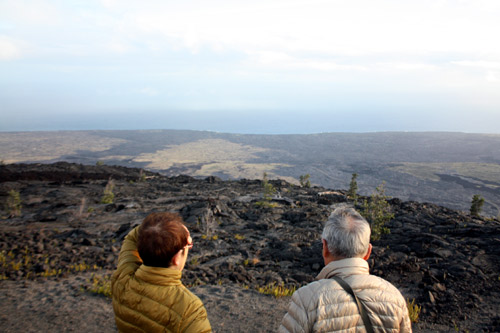 ハワイ島キラウエア火山のチェーン・オブ・クレーターズ・ロードからの雄大な景色
