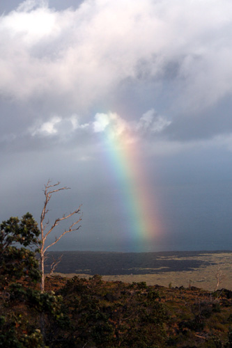 溶岩台地に現れた幻想的な虹