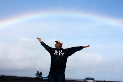 ハワイ島の大きな虹の前で