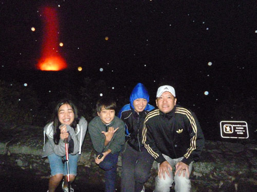 ハワイ島キラウエア火山のハレマウマウ火口から火柱が立ち上がっているよう！