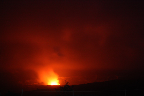 真っ赤に光るハワイ島キラウエア火山のハレマウマウ火口