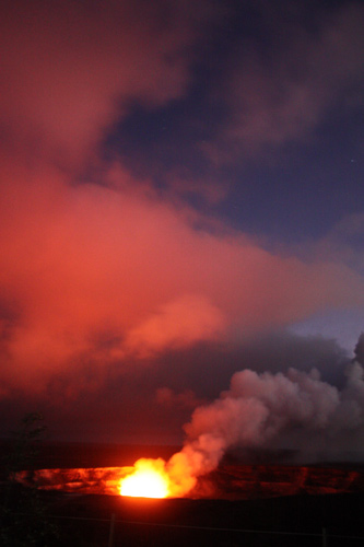 ハワイ島キラウエア火山の溶岩と夕焼け