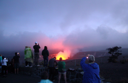 火山活動が活発なハワイ島ハレマウマウ火口