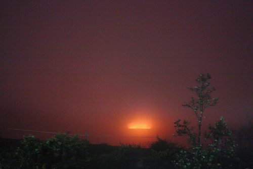 霧の後のハワイ島キラウエア火山のハレマウマウ火口