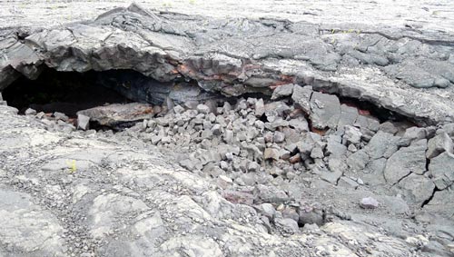 チェーン・オブ・クレーターズ・ロード途中にある、溶岩台地のド真ん中に出現した溶岩トンネル